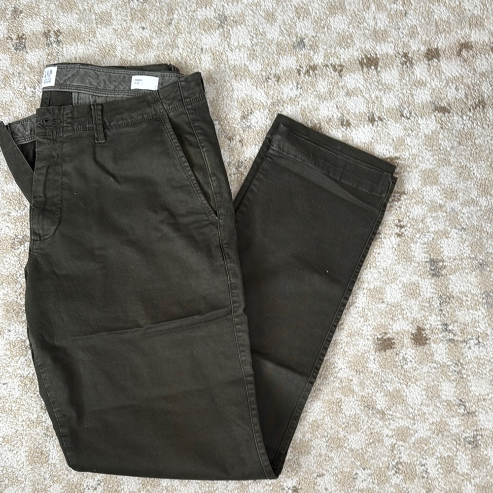 GAP men’s olive chinos